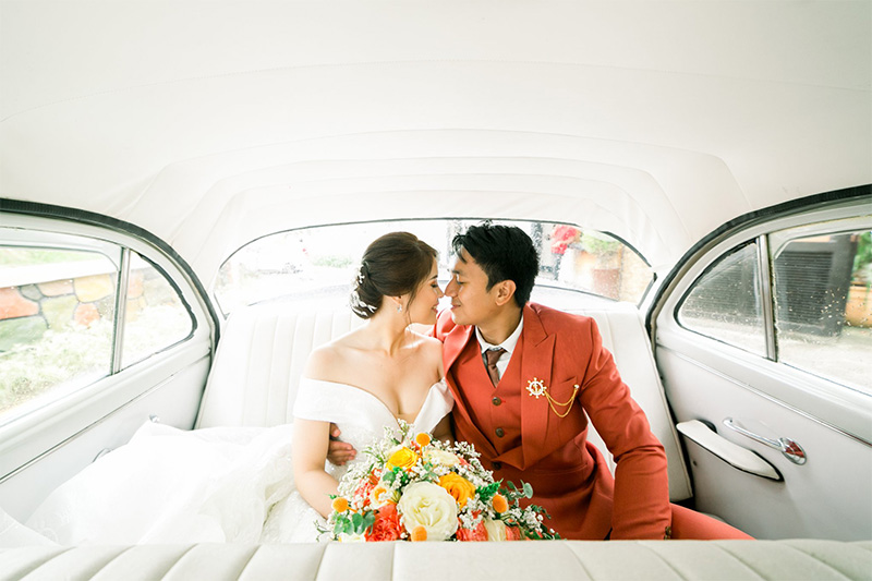 bride-and-groom-inside-the-bridal-car
