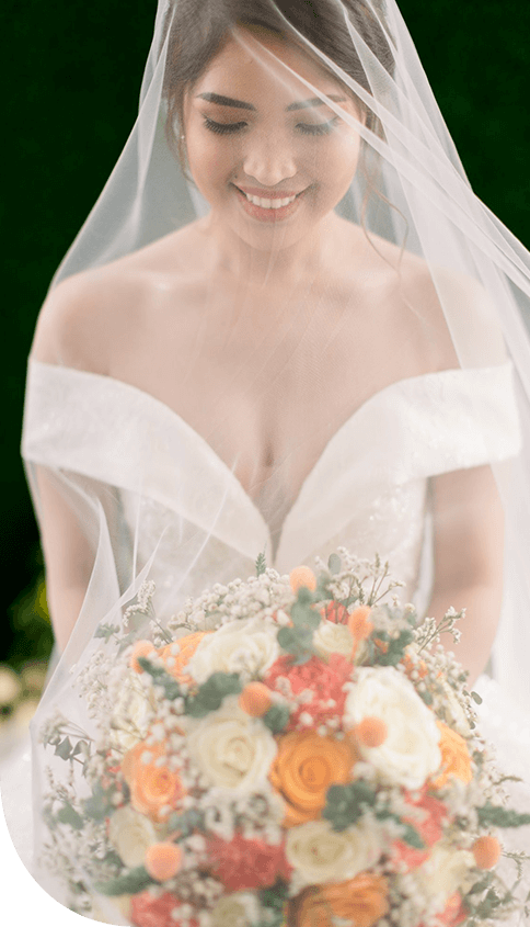 bride-holding-her-flower